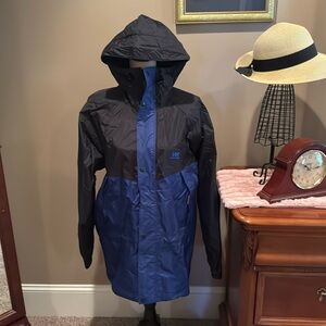 HELLY HANSEN UNISEX RAIN JACKET IN SZ MENS S…GENTLY WORN…HOOD, PACKABLE…AND MORE